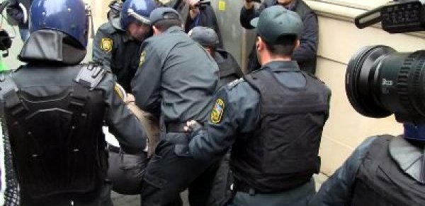 Maşında vətəndaşı döyən polis danışdı - VİDEO