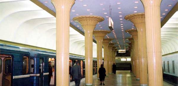 Bakı metrosunda polisi bıçaqladılar