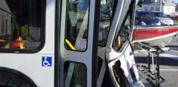 Bakıda 2 sərnişin avtobusu toqquşdu, yaralılar var - Avtobusların 