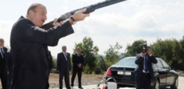Prezident İlham Əliyev tüfənglə atəş açdı - FOTOLAR