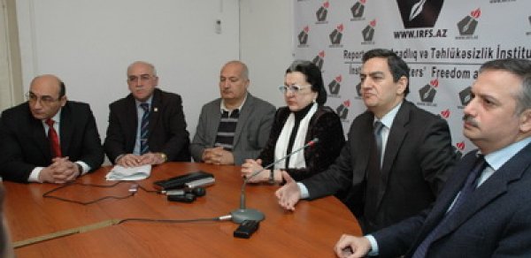 İlqar Məmmədov İsa Qəmbəri, Elşən Musayev isə bütün müxalifəti 