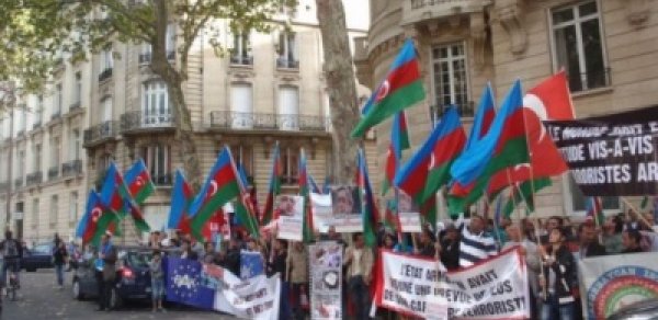Parisdə Ermənistan səfirliyinin qarşısında 
