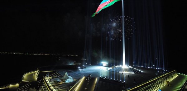 Azərbaycanda ən böyük bayraq meydanı tikilir