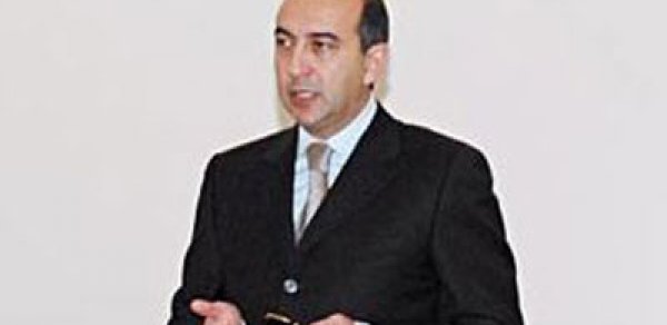 Səhiyyə nazirinin müavini: 