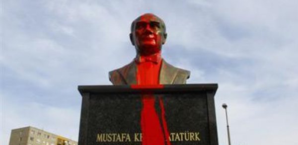 Ermənilər Atatürkün heykəlinə hücum etdilər