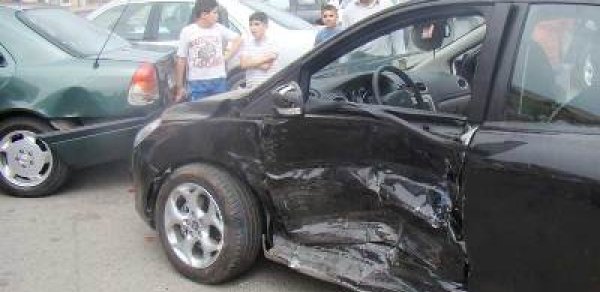 Bakıda qəza törədən sürücü maşını qoyub qaçdı - FOTOLAR