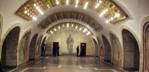 Bakı Metropolitenində qatar tuneldə qaldı
