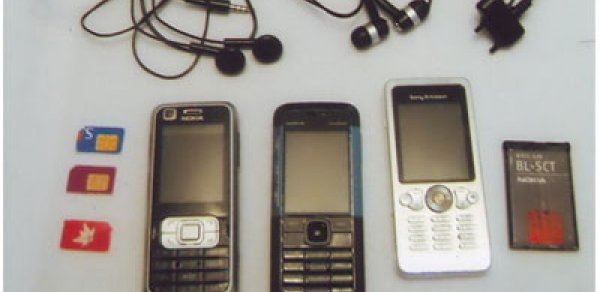 Dustağa gətirilən sovqatdan mobil telefonlar çıxdı - FOTOLAR