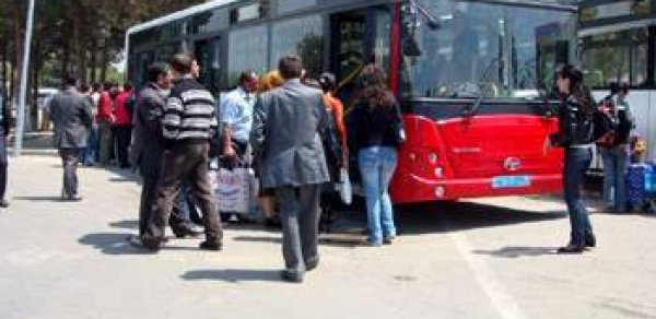 Bakıda sürücü avtobusu müfəttişlərin üzərinə sürdü