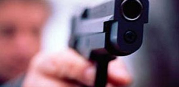 Bakıda silahlı şəxslər iş adamının evinə basqın etdi