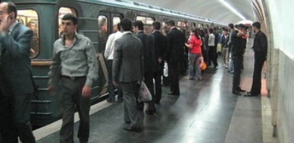 Bakı metrosunda dəhşət dolu anlar - EKSKLÜZİV VİDEO