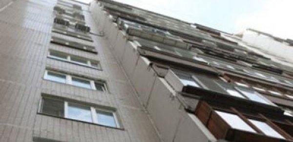 20-ci mərtəbədən düşən kişi sağ qaldı