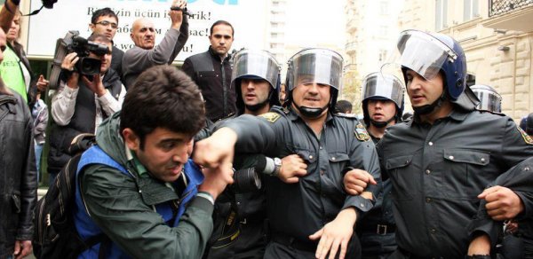 Polis jurnalisti belə yumruqladı - GÜNÜN FOTOSU