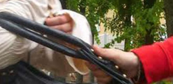 Bakıda 10-cu sinif şagirdi qadının başına oyun açdı