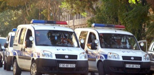 Bakıda öpüşənlərə mane olan polisi maşınla vuran qadın imiş