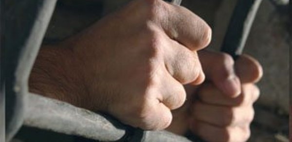 Azərbaycanda dəhşətli hadisə: Məktəb direktorunun müavini 13 yaşlı qızı zorladı