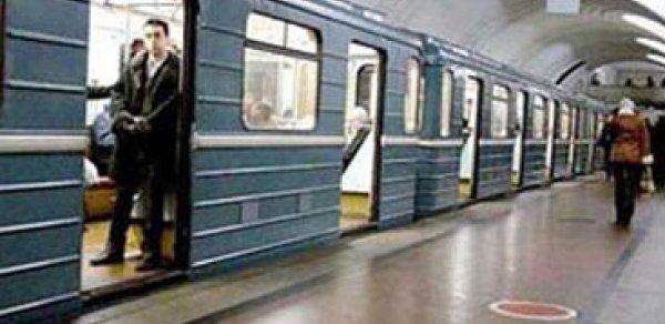 Bakı metrosunda qadın həbs edildi