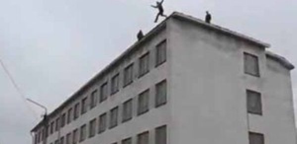 Bakıda 34 yaşlı qadın özünü 13-cü mərtəbədən atdı