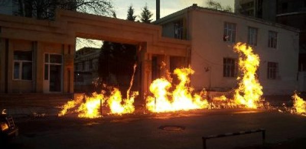 Bakıda universitetin qarşısı od tutub yandı – EKSKLÜZİV FOTOLAR