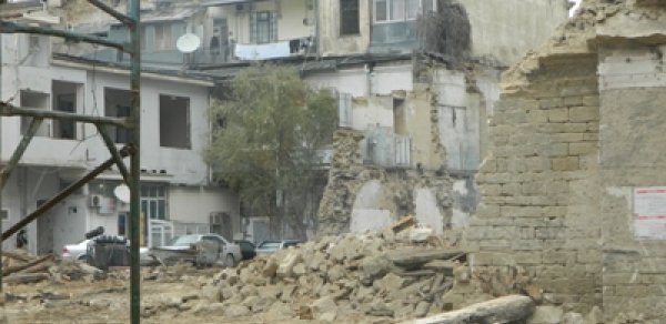 Bakının mərkəzində tarixi bina söküldü – FOTOLAR