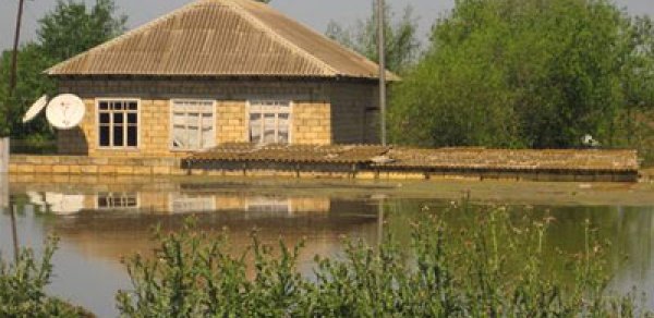 Azərbaycanda evləri su basdı, sakinlər köməksiz qaldı