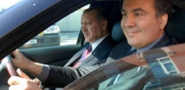 Prezident dövlətin pulu getməsin deyə anasının maşınında gəzəcək
