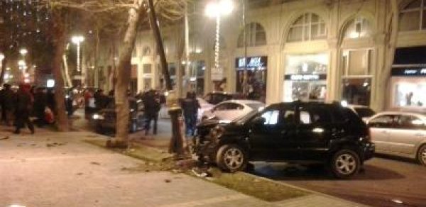 Son dəqiqə! Bakının mərkəzində dəhşətli qəza - FOTOLAR