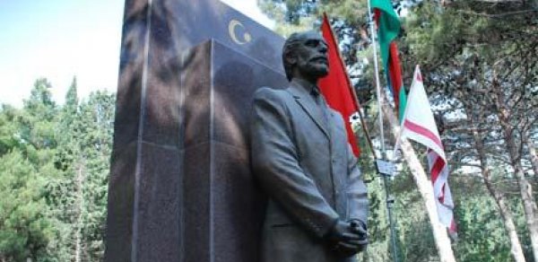 İctimai Palata üzvləri Əblüfəz Elçibəyin məzarını ziyarət ediblər