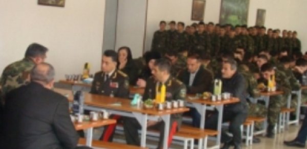 Ramil Usubov əsgərlərlə bayram süfrəsinə əyləşdi