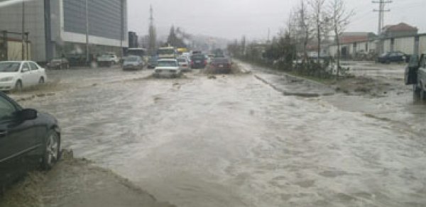 Bakının tanınmış prospektini sel aparır - FOTOLAR