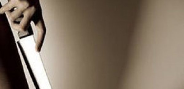 Ər arvadını küçədə 15 dəfə bıçaqladı