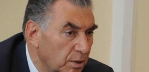 Əli Həsənov qaçqınlardan danışdı