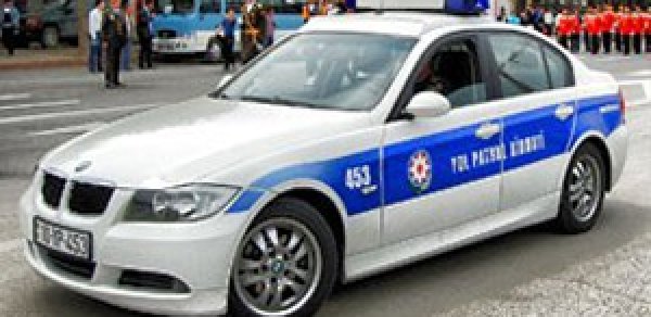 Bakıda yol polisi mikrofonla dönər sifariş verdi və işdən qovuldu