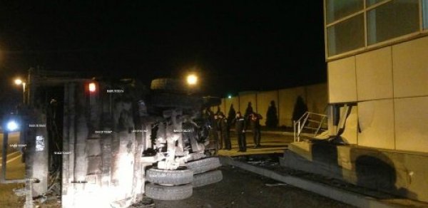 Bakıda yük maşını aşdı, xəsarət alan var - FOTOLAR