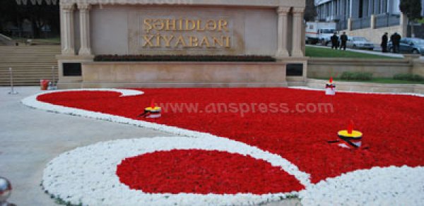 Şəhidlər Xiyabanına axın başlayıb - VİDEO