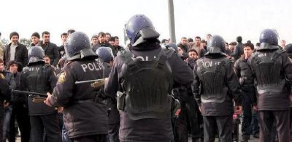 Bakıda polis-vətəndaş qarşıdurmasından - ŞƏRHSİZ VİDEO