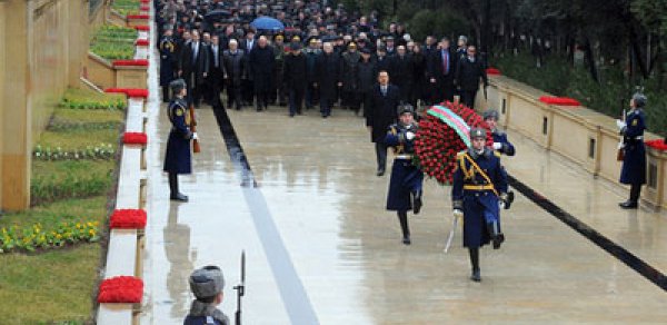 Prezident İlham Əliyev Şəhidlər xiyabanını ziyarət etdi