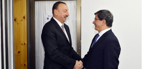Prezident İlham Əliyev Davosda Əhməd Davudoğlu ilə görüşdü