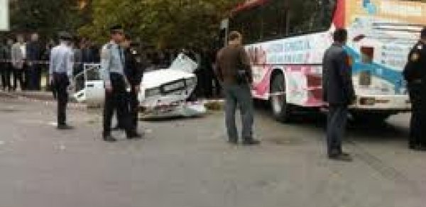 Bakıda avtobus qəza törətdi - VİDEO