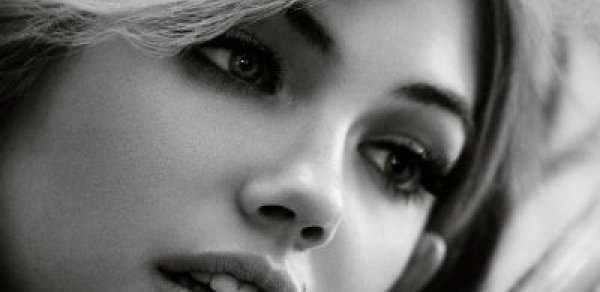 Seksi model reklam çarxı üçün soyundu - FOTOLAR