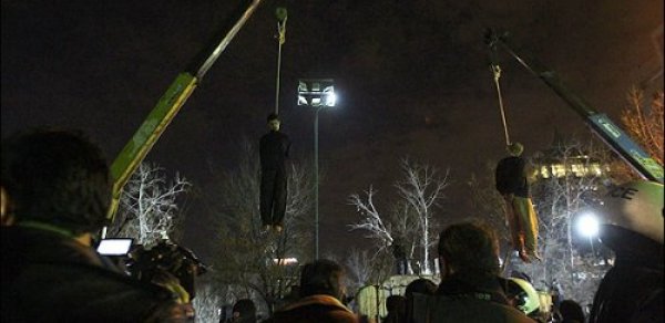Hamının gözü önündə bu insanları asdılar - FOTOLAR