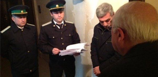 İsa Qəmbərin evinə məhkəmə icraçıları gəldi -  FOTO 