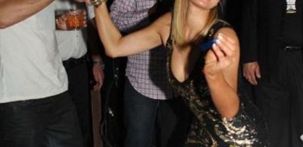 Paris Hilton yenə içdi və soyundu -  FOTOLAR 