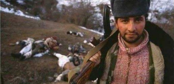 Bu erməni Xocalıda insanları öldürüb onlarla şəkil çəkdirdi - FOTO