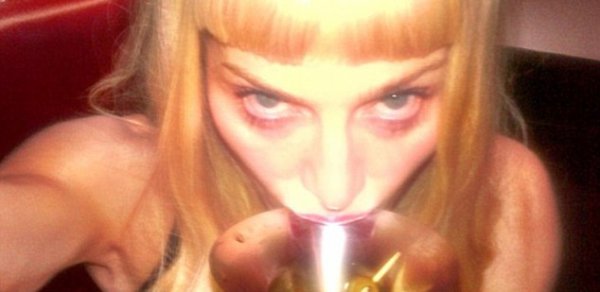‘İnstaqram’ Madonnaya xəbərdarlıq etdi: çılpaq şəkilləri yığışdır - FOTOLAR