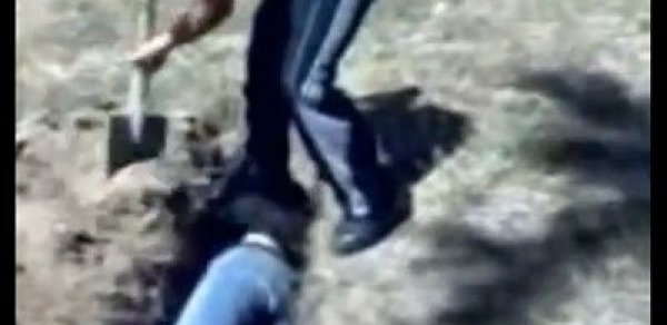 ŞOK! Fahişəliyə cəlb olunan qadını diri-diri basdırdılar - VİDEO + 18