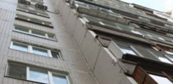 Bakıda kişi özünü binadan atdı