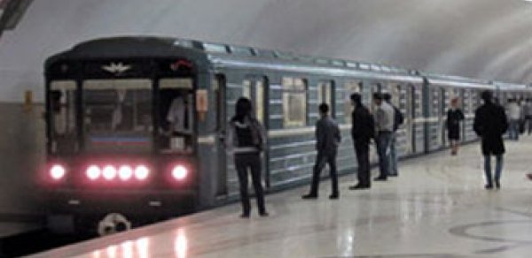 Bakı metrosunda hadisə: qatar xarab oldu