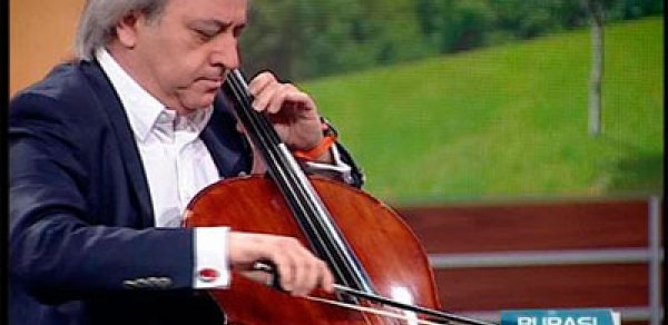 Tanınmış xəbər aparıcısı efirdə violonçel çaldı - VİDEO