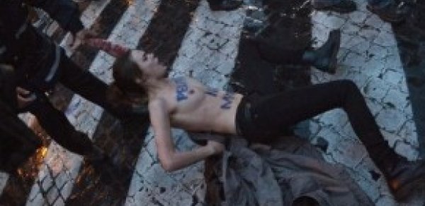 Femen qızları bu dəfə cinsi azlıqlar üçün soyundu - FOTOLAR